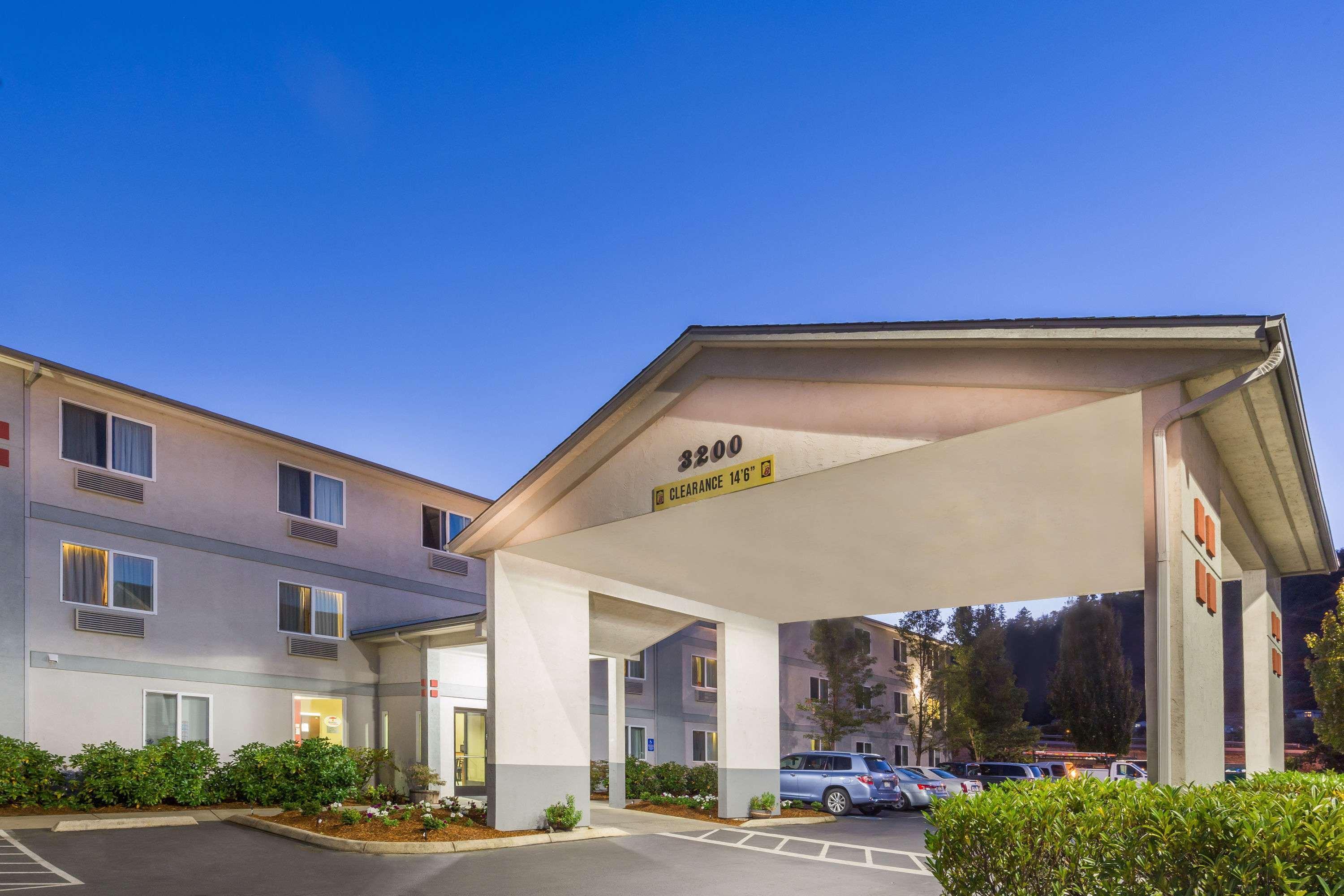 Hotel Super 8 By Wyndham Roseburg Extérieur photo