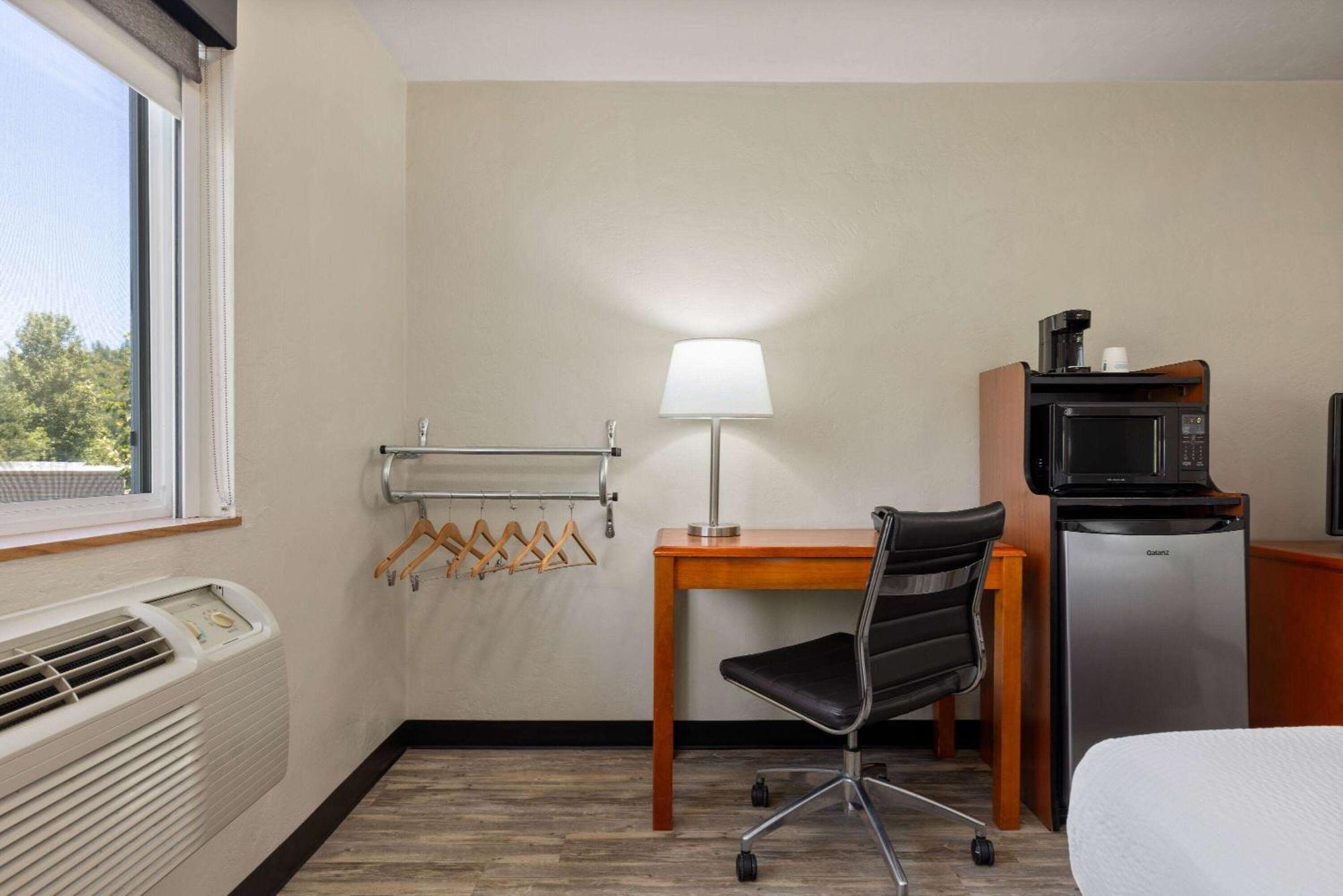 Hotel Super 8 By Wyndham Roseburg Extérieur photo